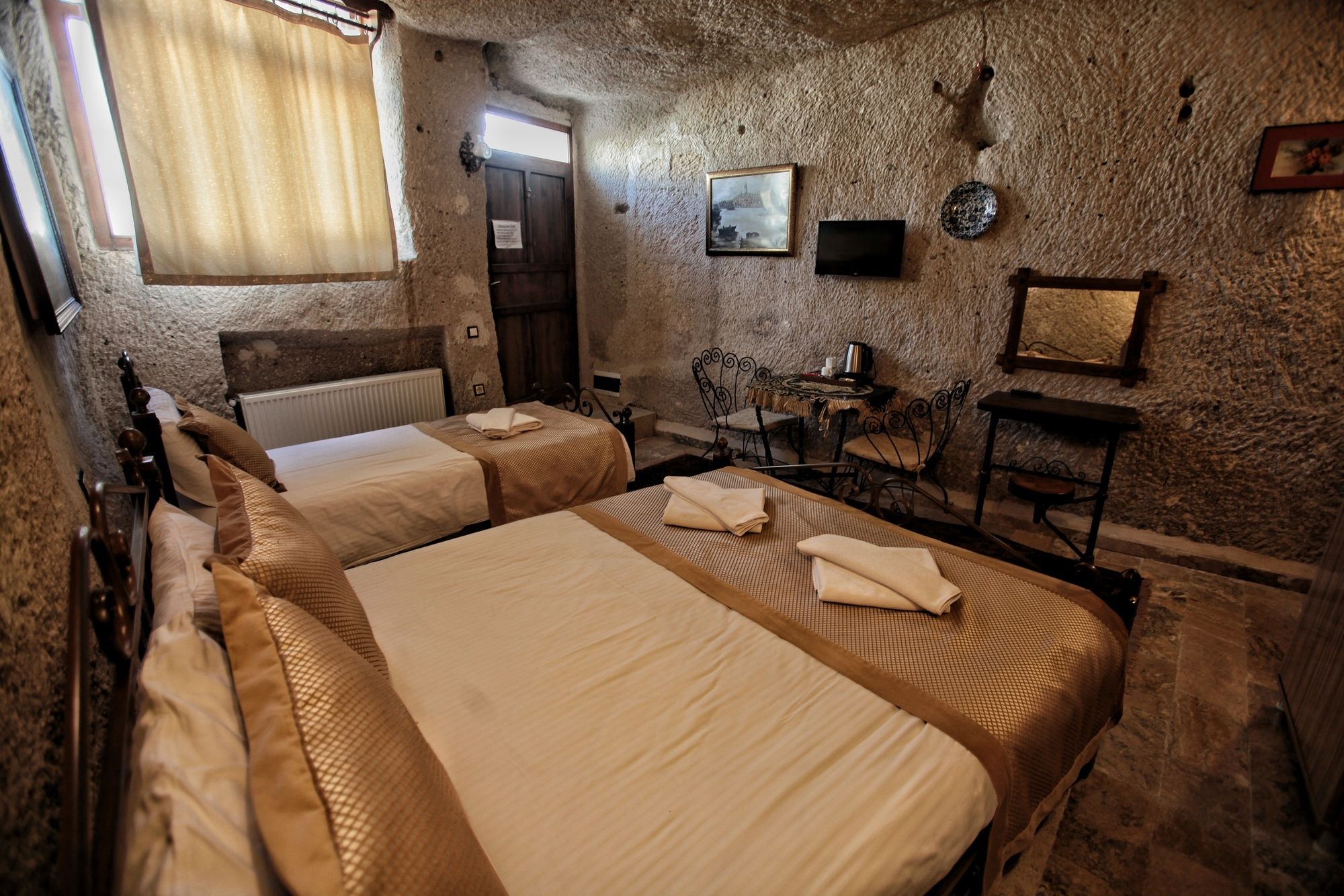 Emit Cave Hotel