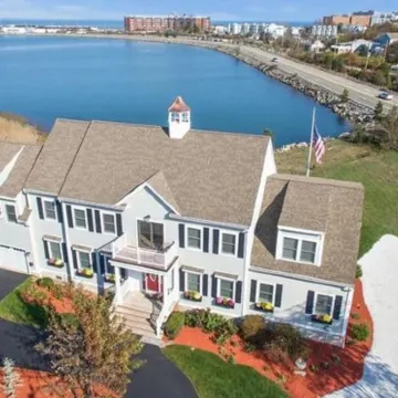 The Beacon Waterfront Inn Hotels near Nantasket Beach