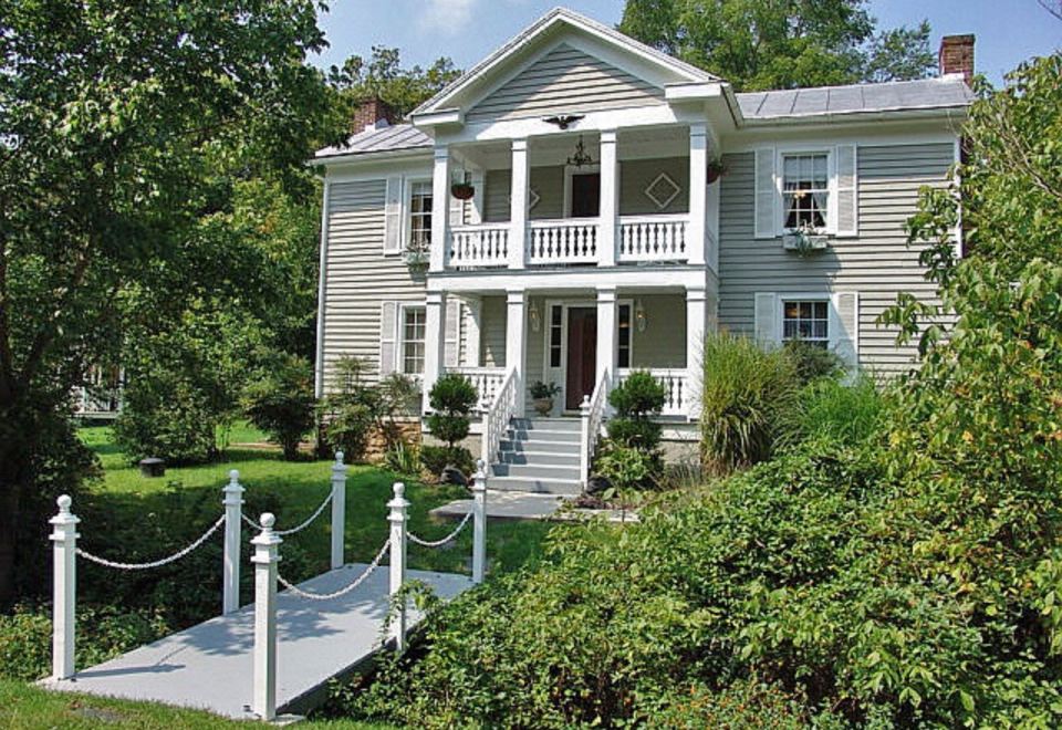 Frog Hollow Bed and Breakfast - Housity
