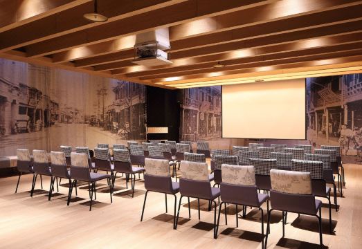 5. 더 플레이스 타..