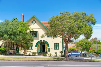 Neutral Bay Lodge Hotels near Taronga Zoo Sydney