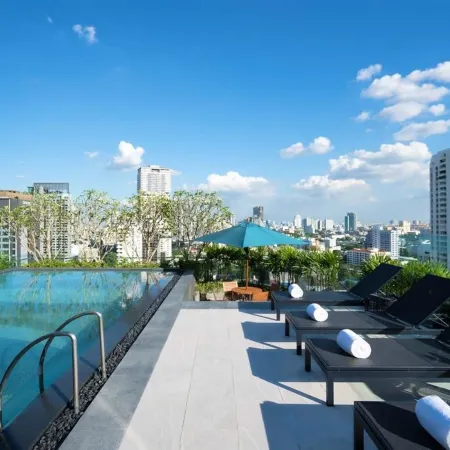 Hyatt Place Bangkok Sukhumvit 24 Отели рядом с достопримечательностью «Станция BTS Пхром Пхонг»