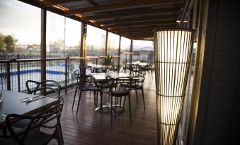 an outdoor dining area with tables and chairs arranged for a group of people to enjoy their meal at The Rocks Motel