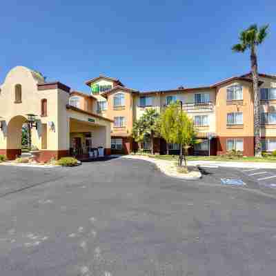 Holiday Inn Express & Suites MANTECA CITY CENTER by IHG Hotel Exterior