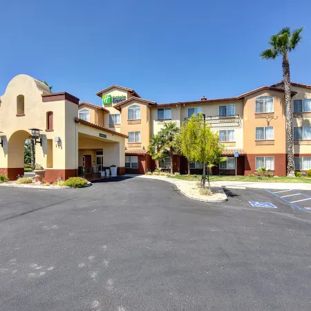 Holiday Inn Express & Suites MANTECA CITY CENTER by IHG