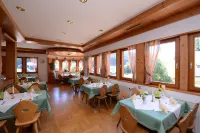 Berghotel Und Restaurant Kräuter Chalet Hotels in Schonwald