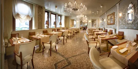 Londra Palace Venezia Отели рядом с достопримечательностью «Villa Casanova»