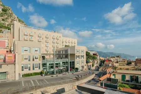 NH Collection Taormina Отели рядом с достопримечательностью «Палаццо Корвайя»