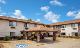 Days Inn & Suites by Wyndham Davenport East