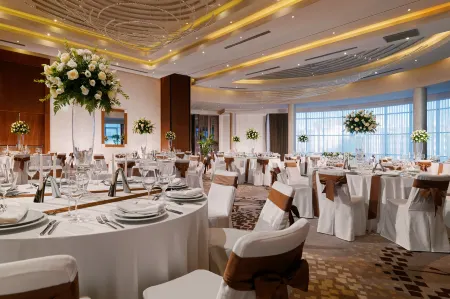 Ренессанс Минск Конгресс Отель и СПА центр Отели рядом с достопримечательностью «Белорусский государственный университет культуры и искусств»