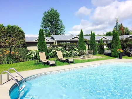 Motel des Cèdres Отели в г. Шербрук