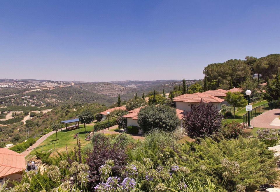 Shoresh Green Hills Family Suites Hotel