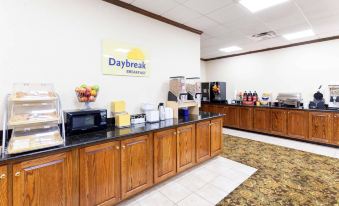 Days Inn & Suites by Wyndham Tucker/Northlake
