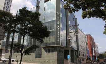 2. Hotel Al..