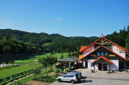 Natura Amon Отели рядом со станцией Podcetrtek Station