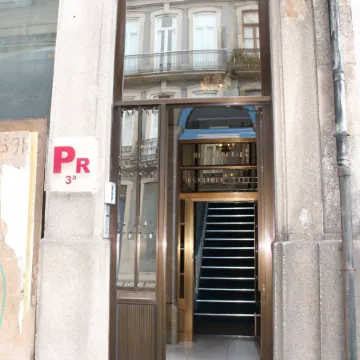 Guest House Henrique VIII Отели рядом с достопримечательностью «Театр Колизей-Порту»