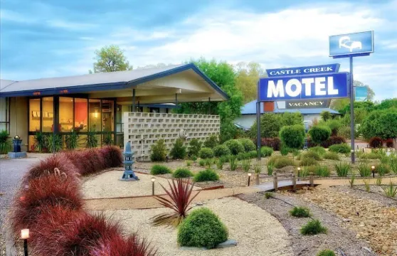 城堡溪流汽車旅館