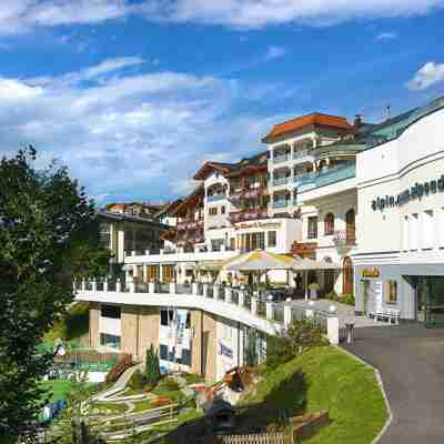 Alpina Alpendorf Hotel Exterior