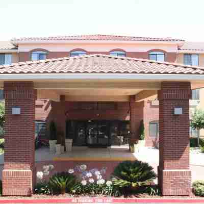 Holiday Inn Express & Suites Davis - University Area Hotel Exterior