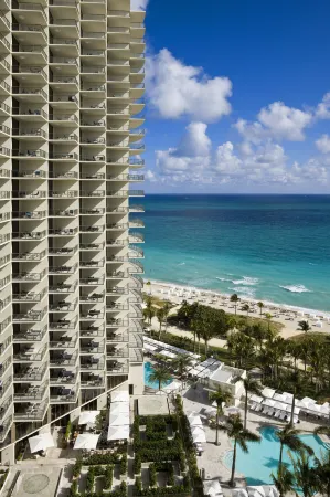 The St. Regis Bal Harbour Resort Отели рядом с достопримечательностью «Парк Хауловер»