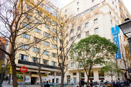 Madrid Motion Hostels Отели рядом с достопримечательностью «Монастырь Энкарнасьон»