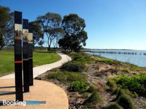 Coorong Waterfront Retreat