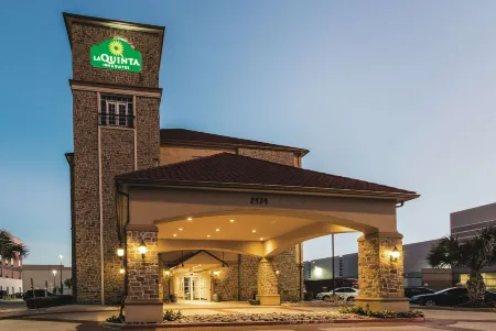 La Quinta Inn & Suites by Wyndham Dallas Grand Prairie South