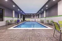 La Quinta Inn & Suites by Wyndham College Station South - Swimmingpools