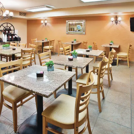 La Quinta Inn & Suites by Wyndham Las Vegas Red Rock Отели рядом с достопримечательностью «Поле для гольфа Durango Hills»