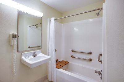 Suite - Disability Access Hearing Accessible - Tub