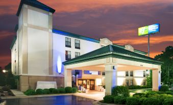Holiday Inn Express & Suites Fayetteville-FT. Bragg