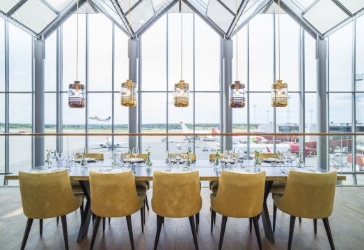 알란다 공항 터미널과 연결된 호텔 내부