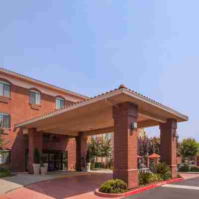 Holiday Inn Express & Suites Davis - University Area Hotel Exterior