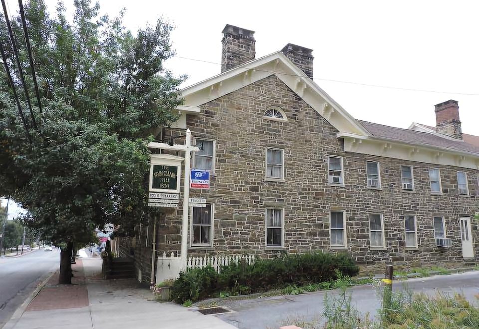 The Noon-Collins Inn - Housity