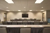 Country Inn & Suites by Radisson, Coralville, IA - parking