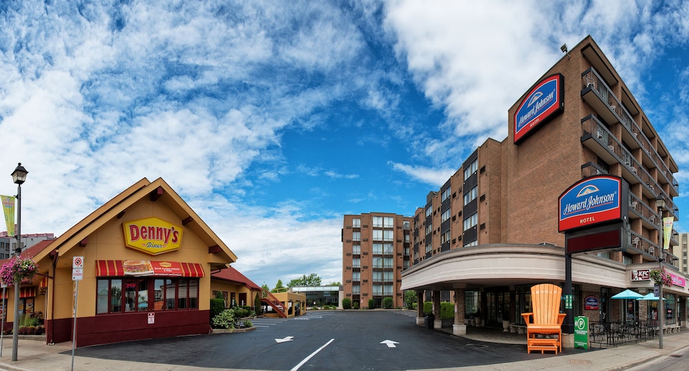 Howard Johnson Plaza by Wyndham by The Falls Niagara Falls