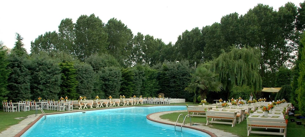 Village Park Resort and Spa Otel