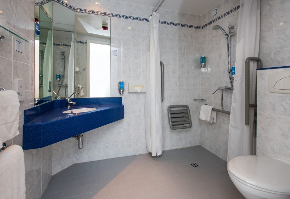 Holiday Inn Express Newport Over view