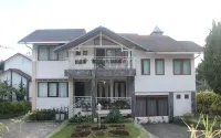 Villa Chamomile by Villa Istana Bunga Hotels in Cisarua