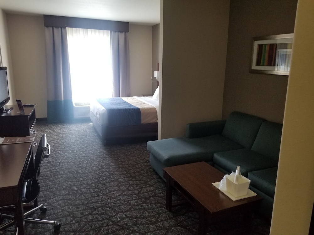 Holiday Inn Express & Suites Junction City