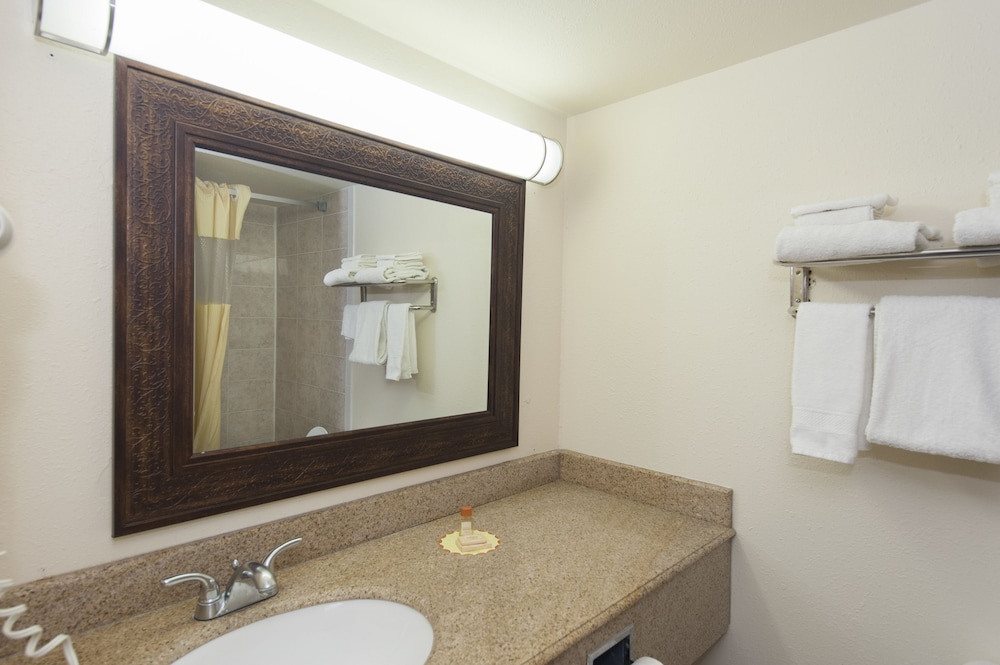 Days Inn & Suites by Wyndham Laredo