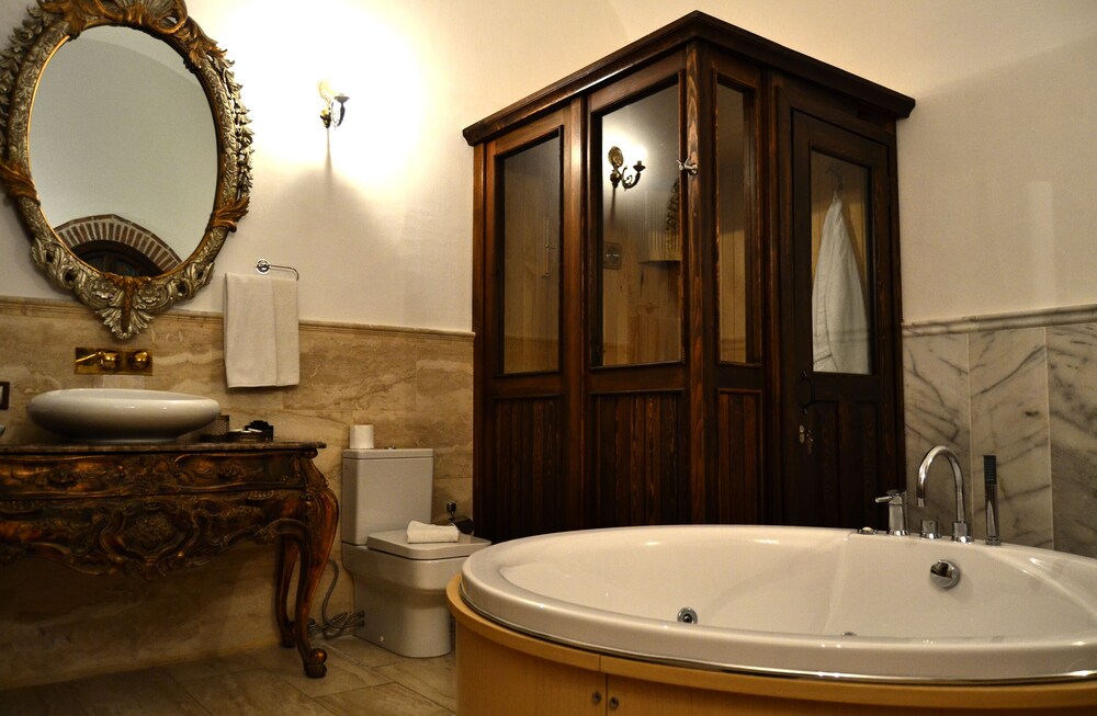 Cesme Kanuni Kervansaray Historical Hotel