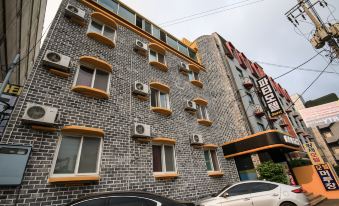 Yeosu Party Motel and Guest House