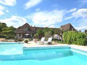 Luxurious Mansion in Aquitaine with Swimming Pool