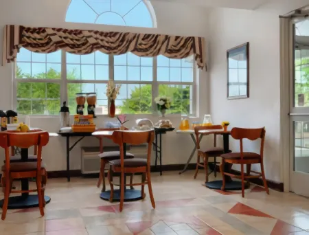 Microtel Inn & Suites by Wyndham Norcross Отели рядом с достопримечательностью «Парк Бетти Молдин»