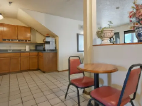 Super 8 by Wyndham Moriarty Hotels in Moriarty