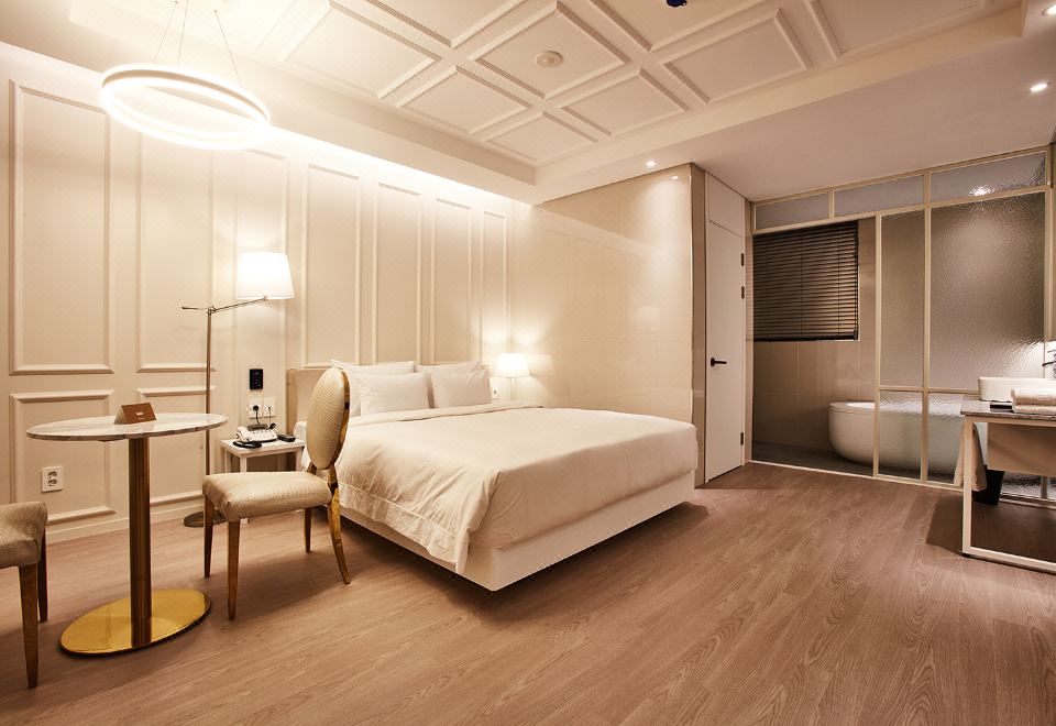 호텔 원티드의 쾌적하고 넓은 욕실 모습입니다.