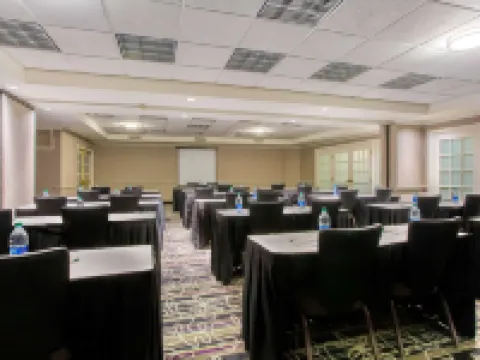 La Quinta Inn & Suites by Wyndham Raleigh Durham Airport ケーリーのホテル