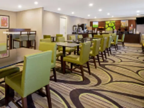 La Quinta Inn & Suites by Wyndham Harrisburg Airport Hershey Hotels in Dauphin County