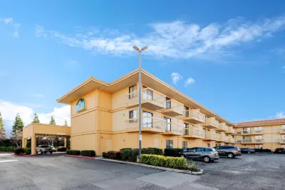 La Quinta Inn & Suites by Wyndham Oakland - Hayward Hotels in der Nähe von Niles Creek Square